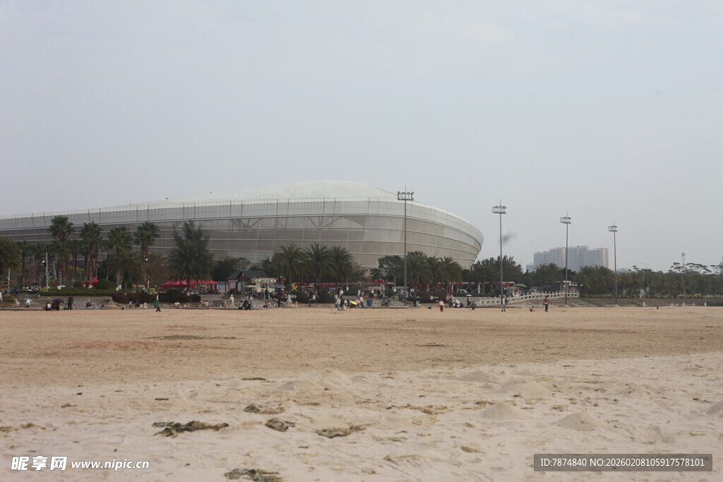 湛江沙滩上远眺体育场景观