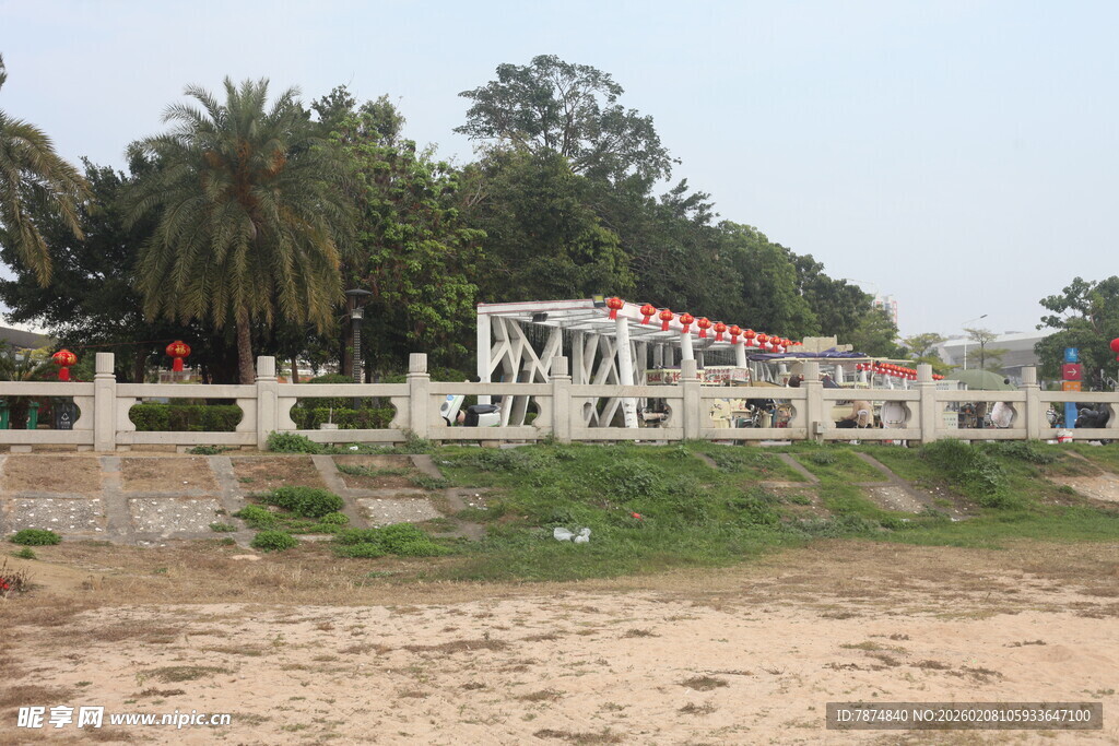 乡村路旁的特色宣传标语墙