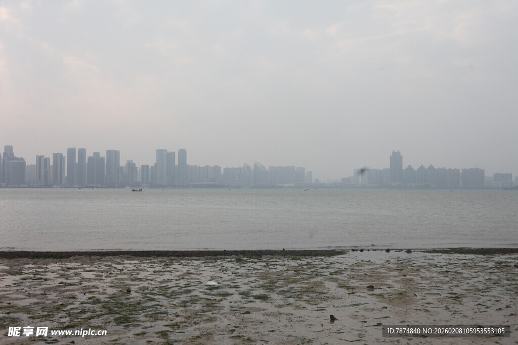 湛江海滨城市远景 滩涂与天际