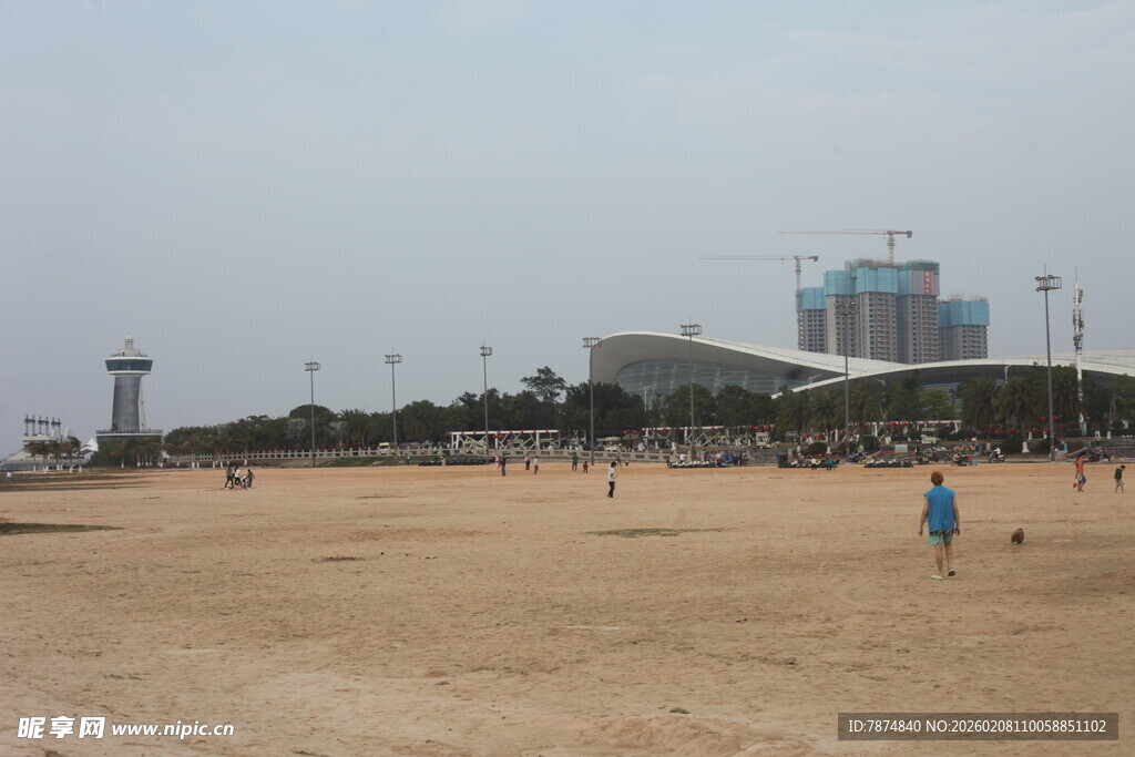 湛江海滨沙滩上的休闲场景