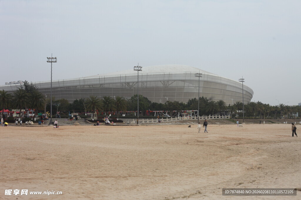 湛江体育场外开阔沙地场景