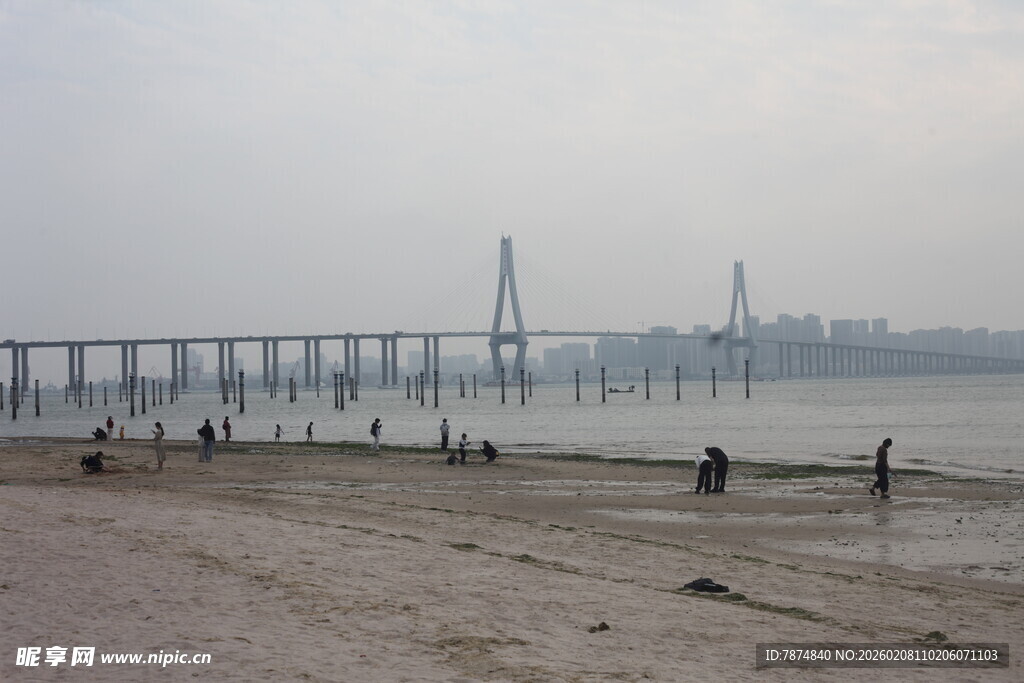 湛江海边大桥下的休闲场景