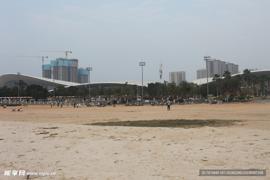 湛江城市旁的开阔沙滩景象