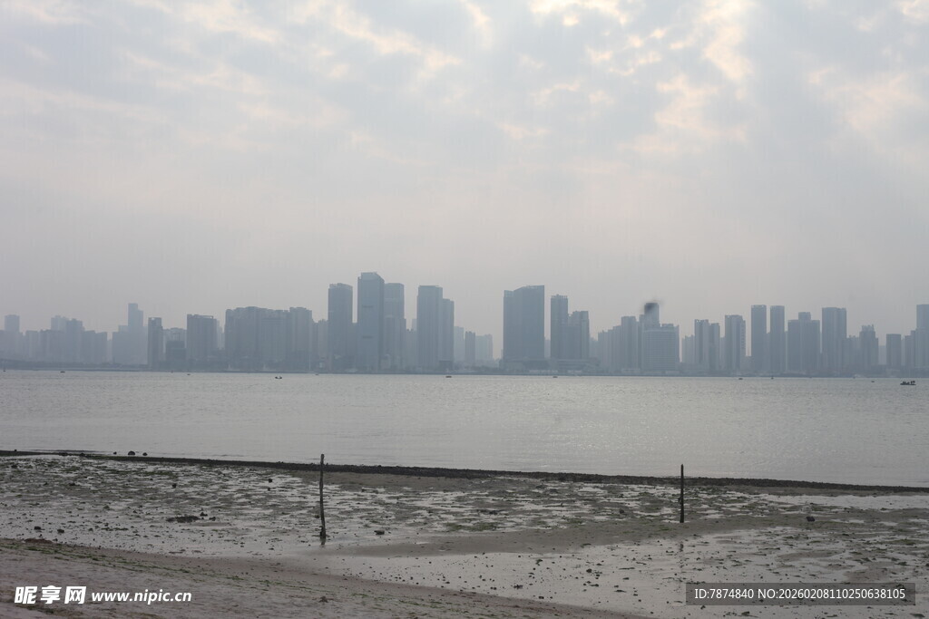 湛江江边城市天际线景观