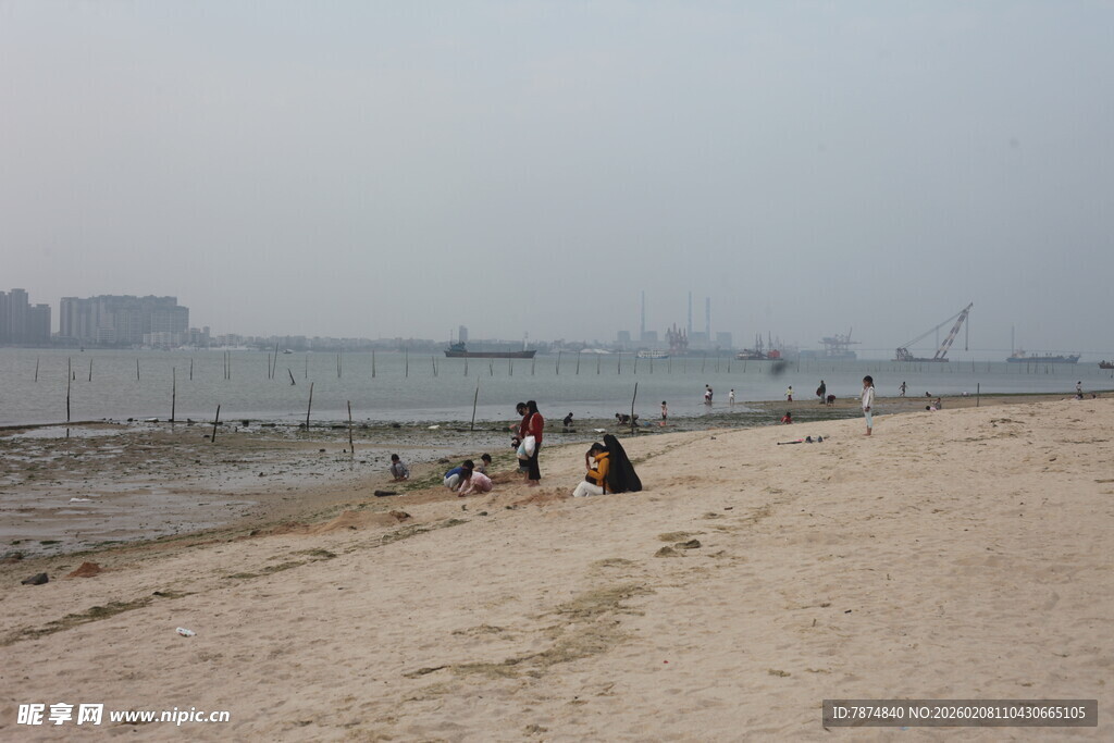 湛江海边沙滩上的休闲时光