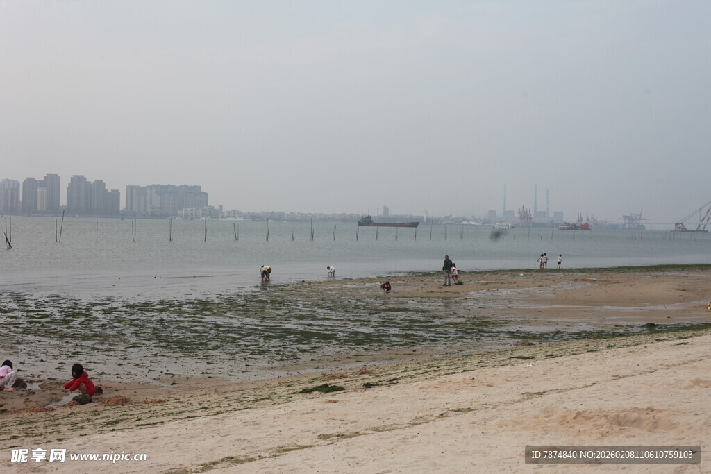 湛江海滨沙滩上的休闲场景