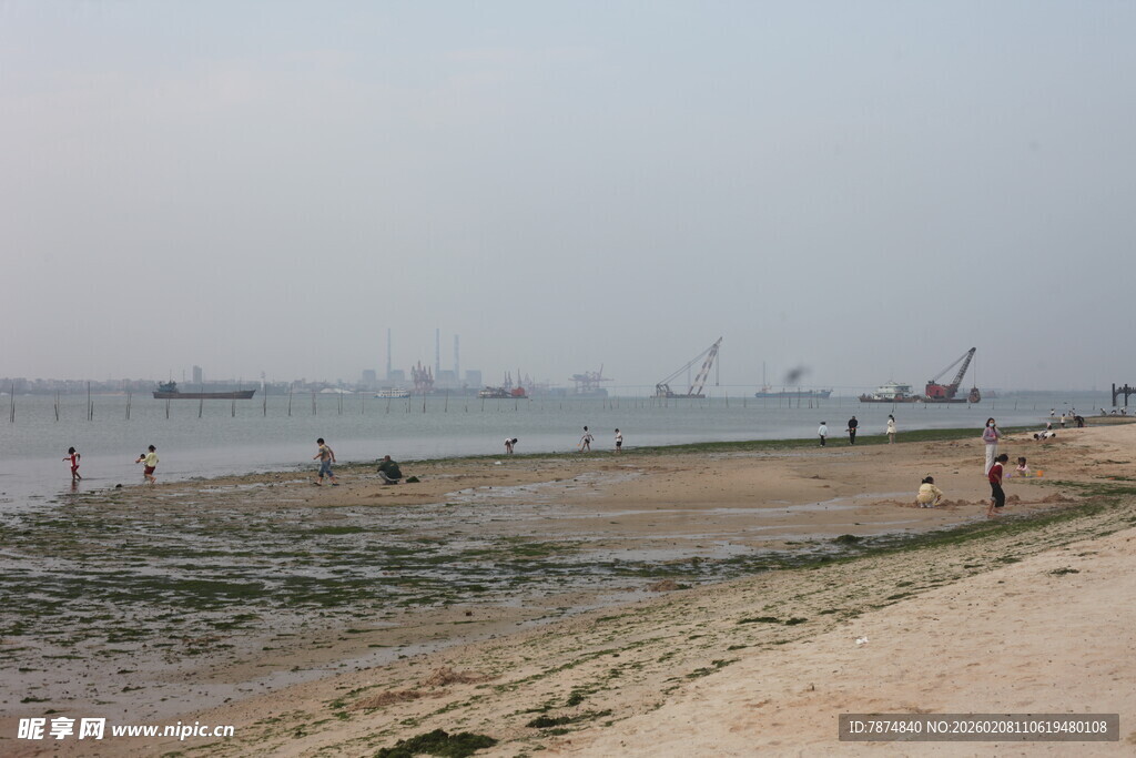 湛江海边沙滩上的休闲场景