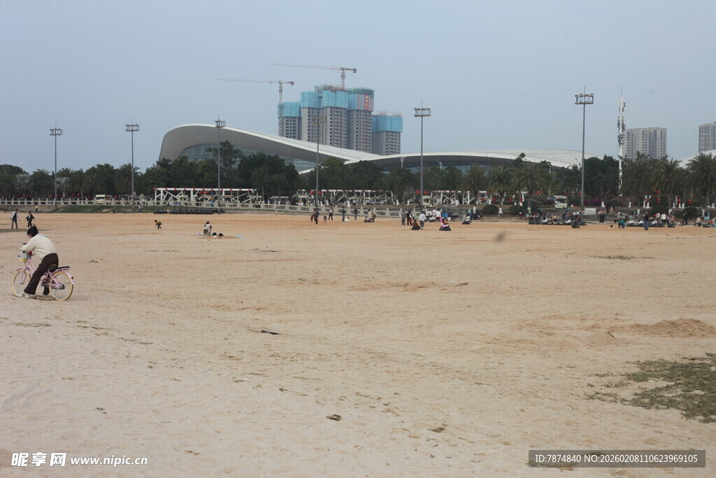 湛江城市开阔场地多人活动场景