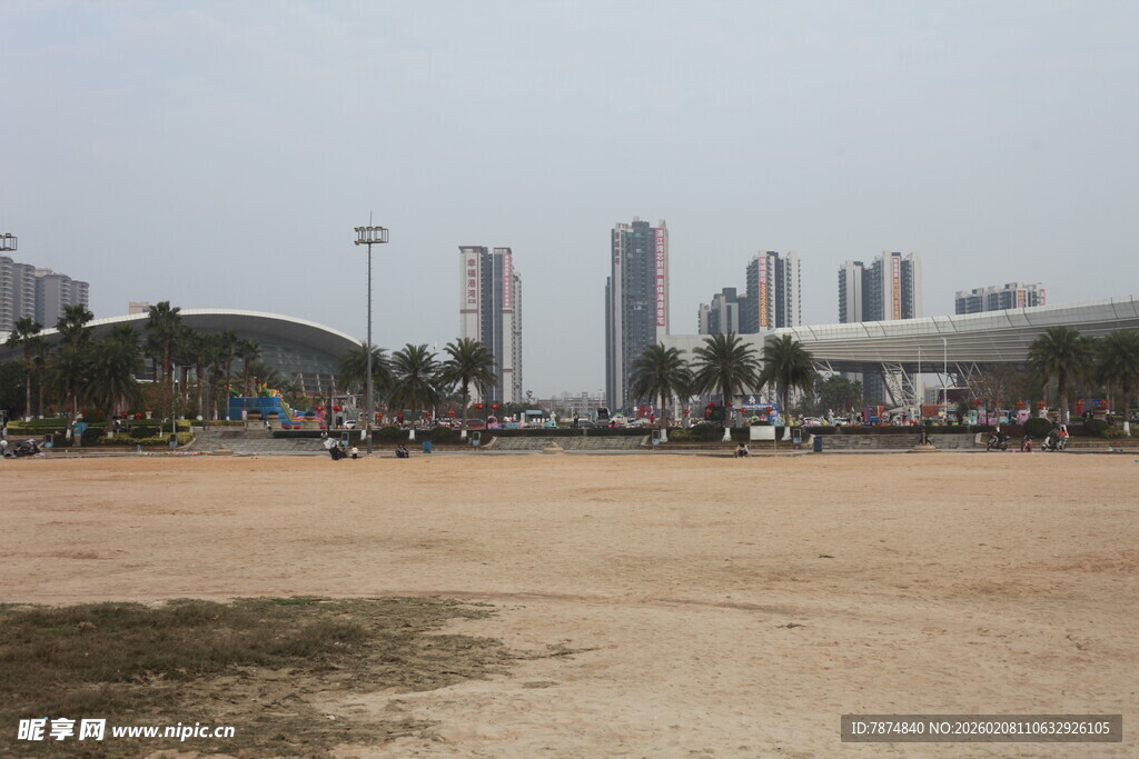 湛江城市空旷场地与远处高楼
