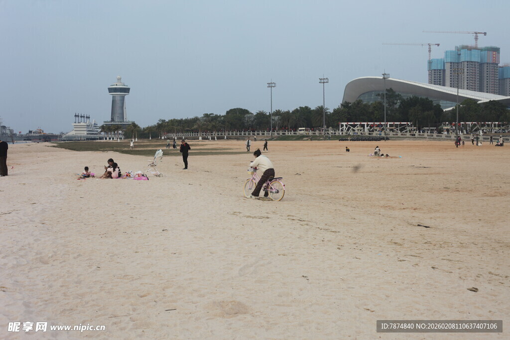 湛江沙滩上的休闲时光