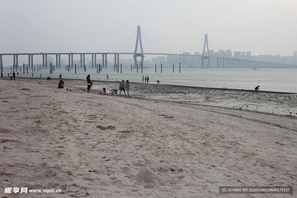 湛江江边沙滩与远处桥梁景象