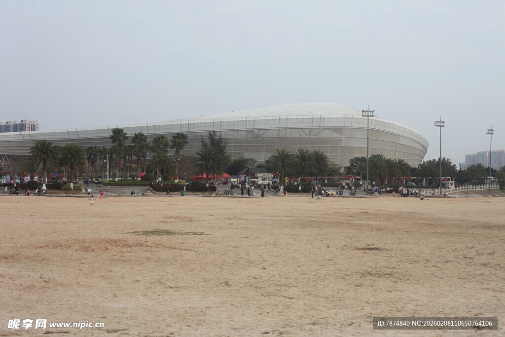 湛江户外大型建筑前的开阔场地