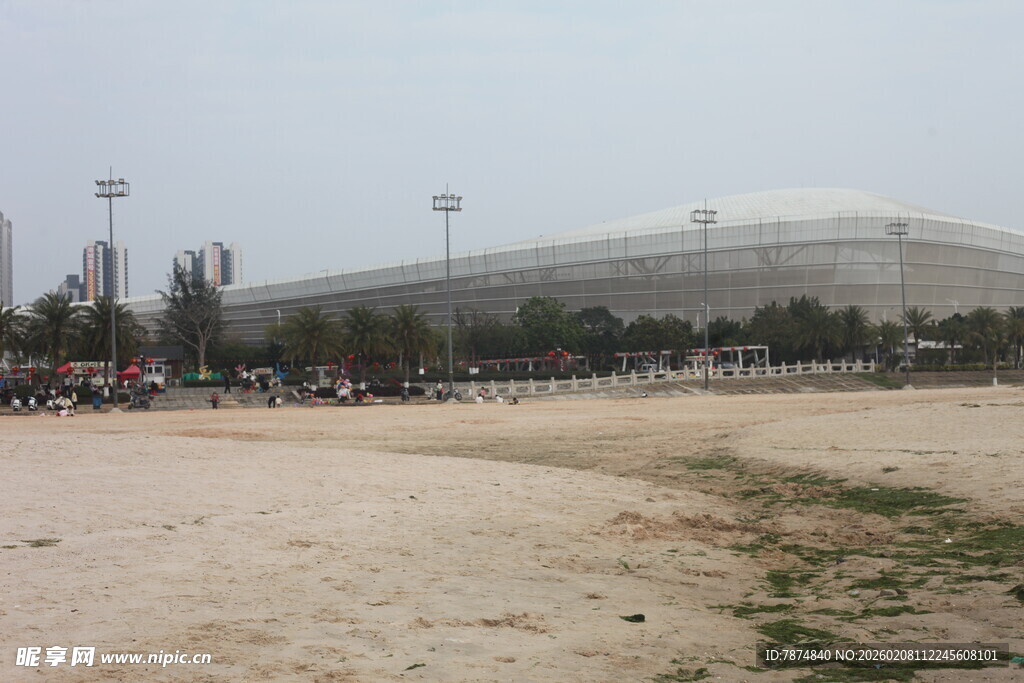 湛江体育场外的开阔场地