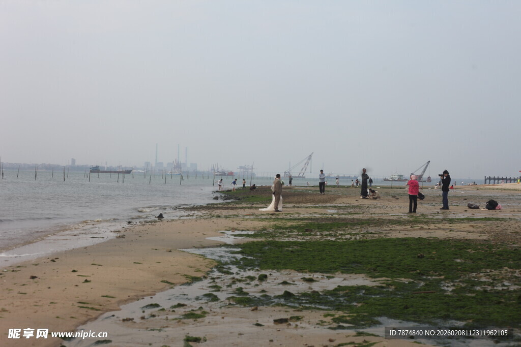 湛江海边沙滩上的休闲人群