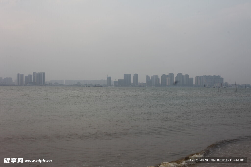 湛江雾中城市滨水景观