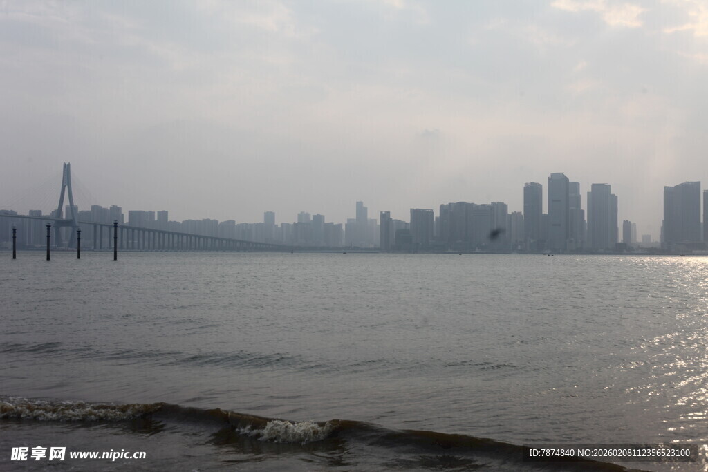 湛江江边城市天际线景观