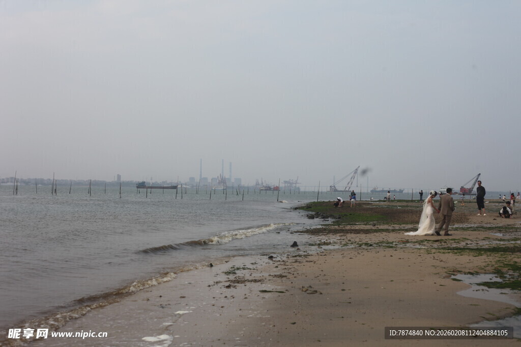 湛江海边沙滩上的悠闲人群