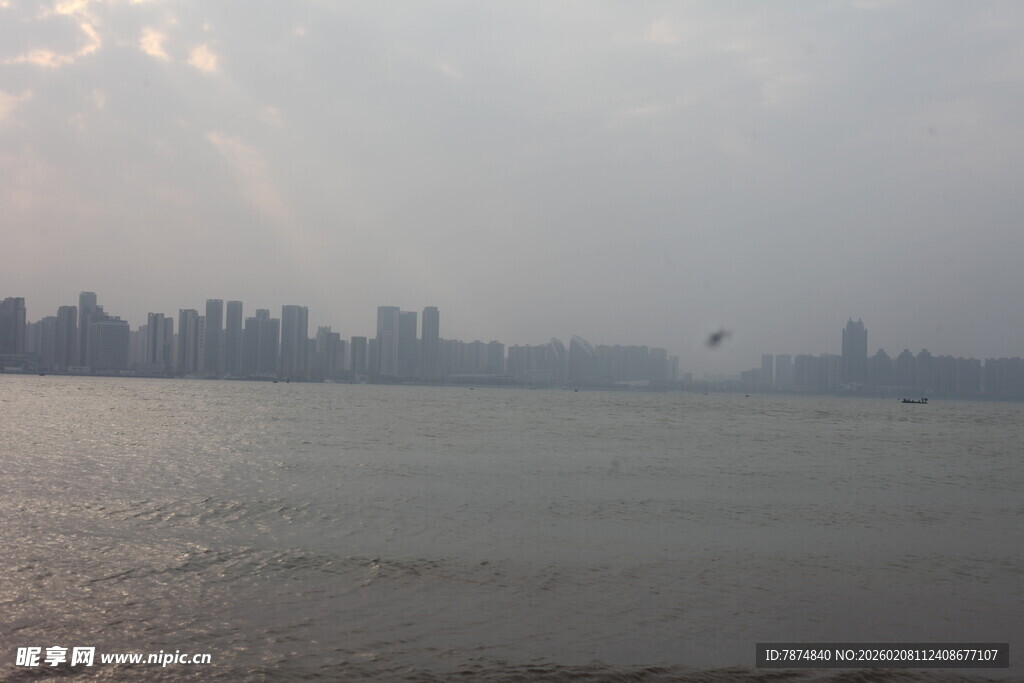 湛江江边城市景观远景