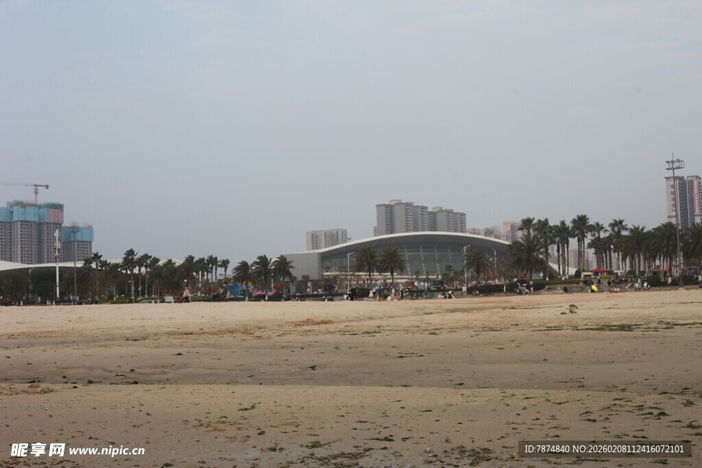 湛江城市边的空旷沙滩景观