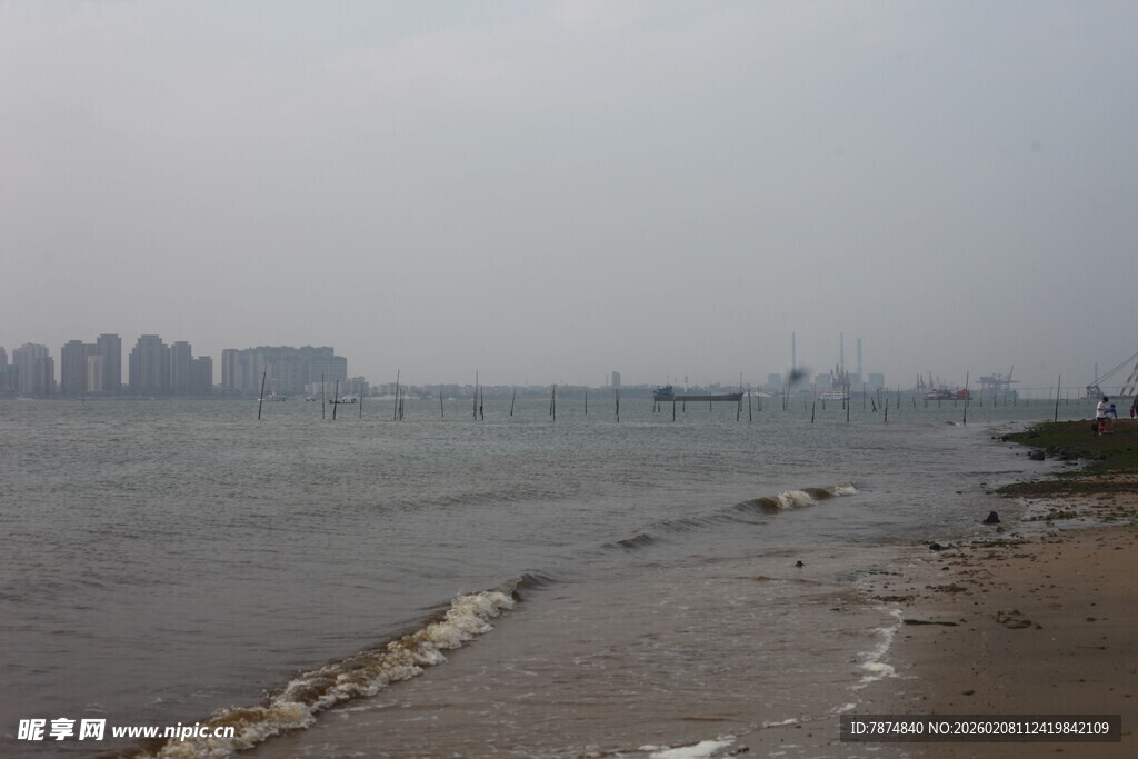 湛江江边城市景观 水波荡漾