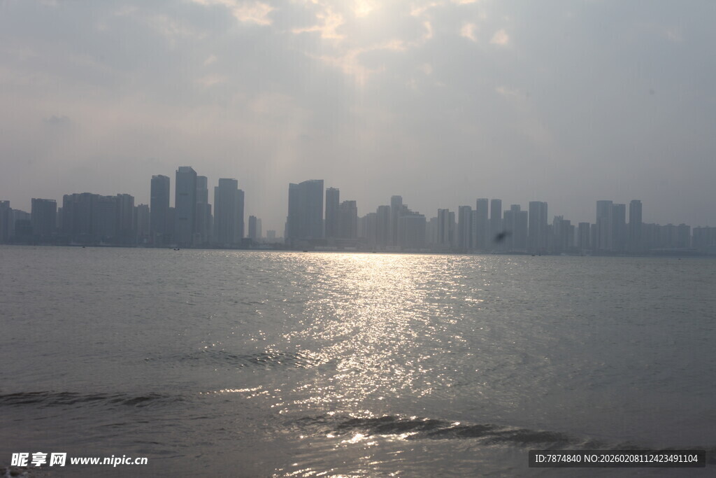 湛江城市江畔的波光粼粼景象