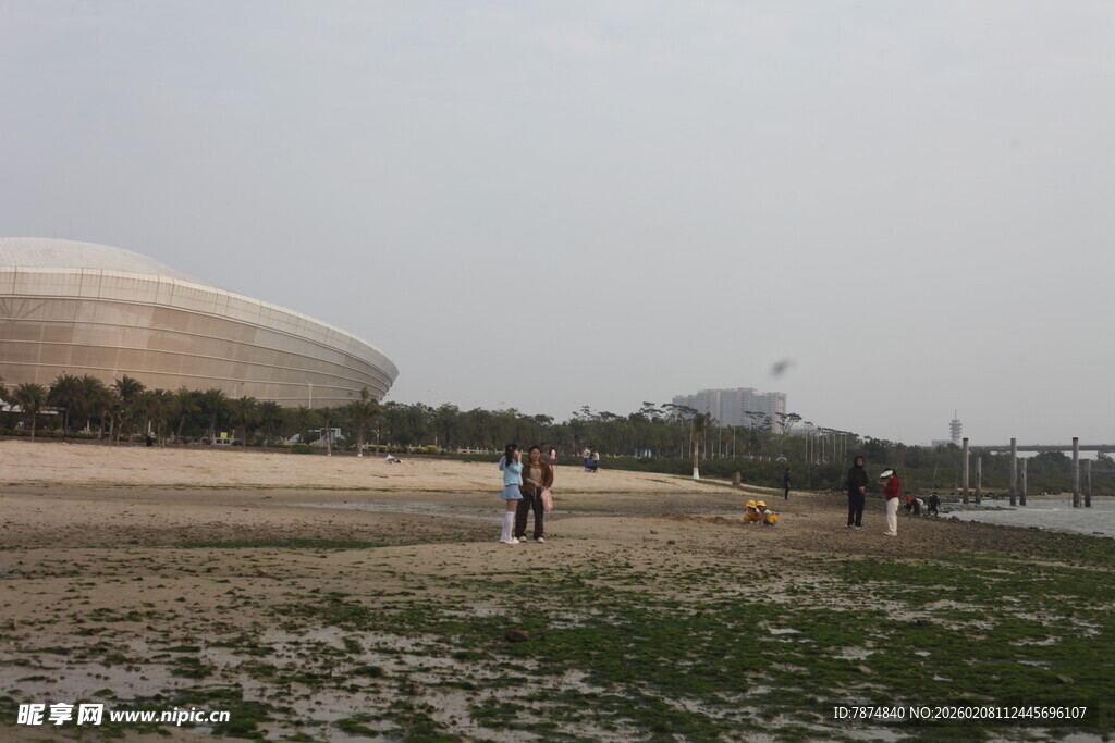 湛江户外建筑旁的休闲场景