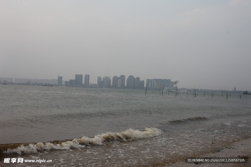 湛江海滨城市景观 海浪拍岸