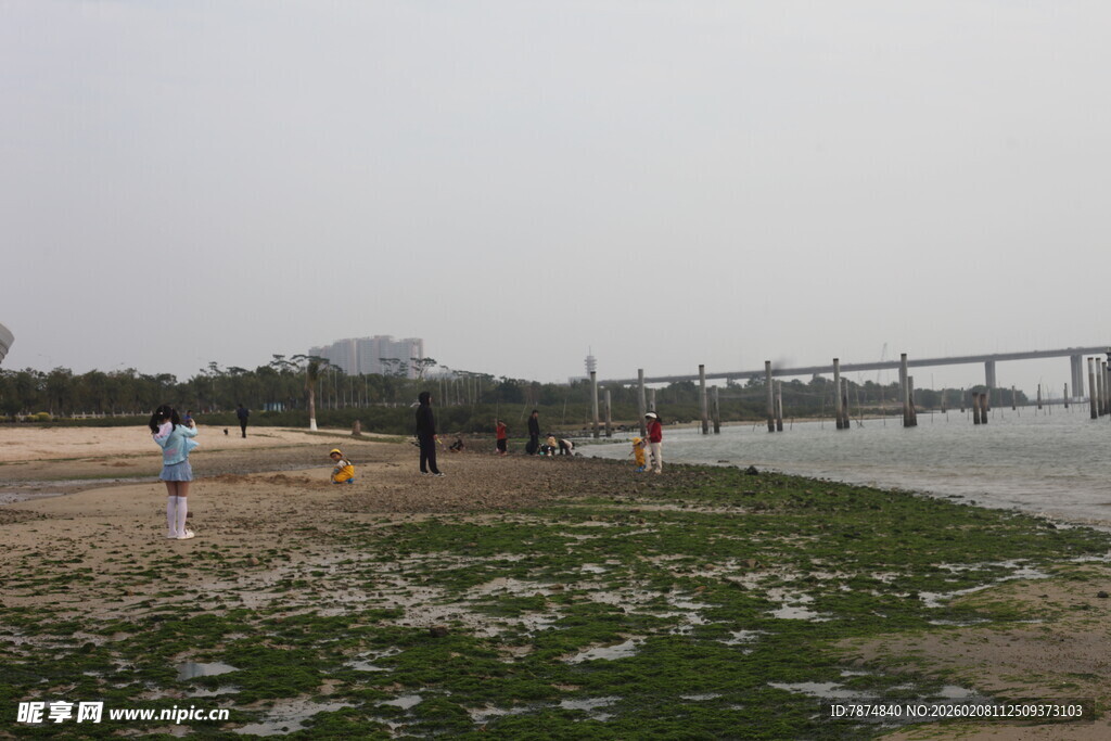 湛江河边休闲场景