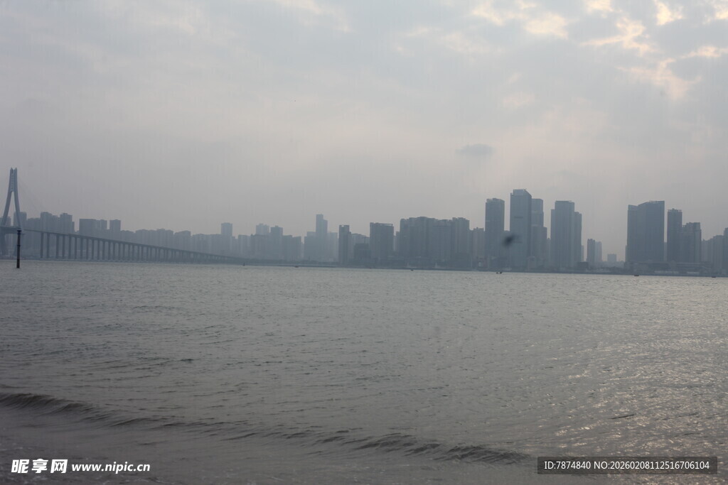 湛江江边城市天际线景观