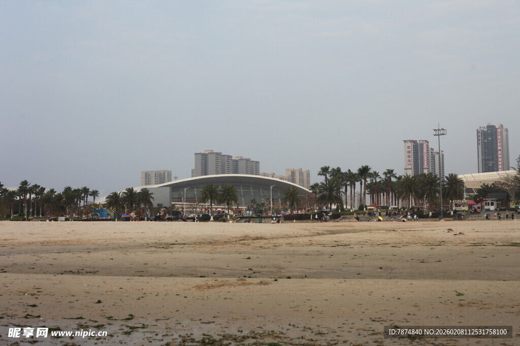 湛江海滨沙滩与远处高楼景观