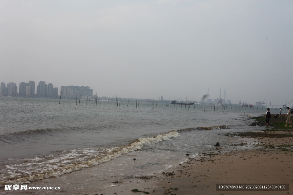 湛江江边城市景观 水波荡漾