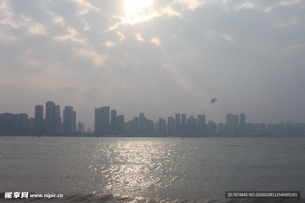 湛江城市江畔的阳光波光景致