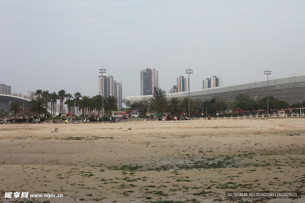 湛江城市边缘的开阔空地场景