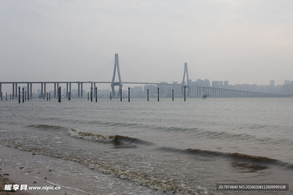 湛江海滨大桥下的宁静滩涂