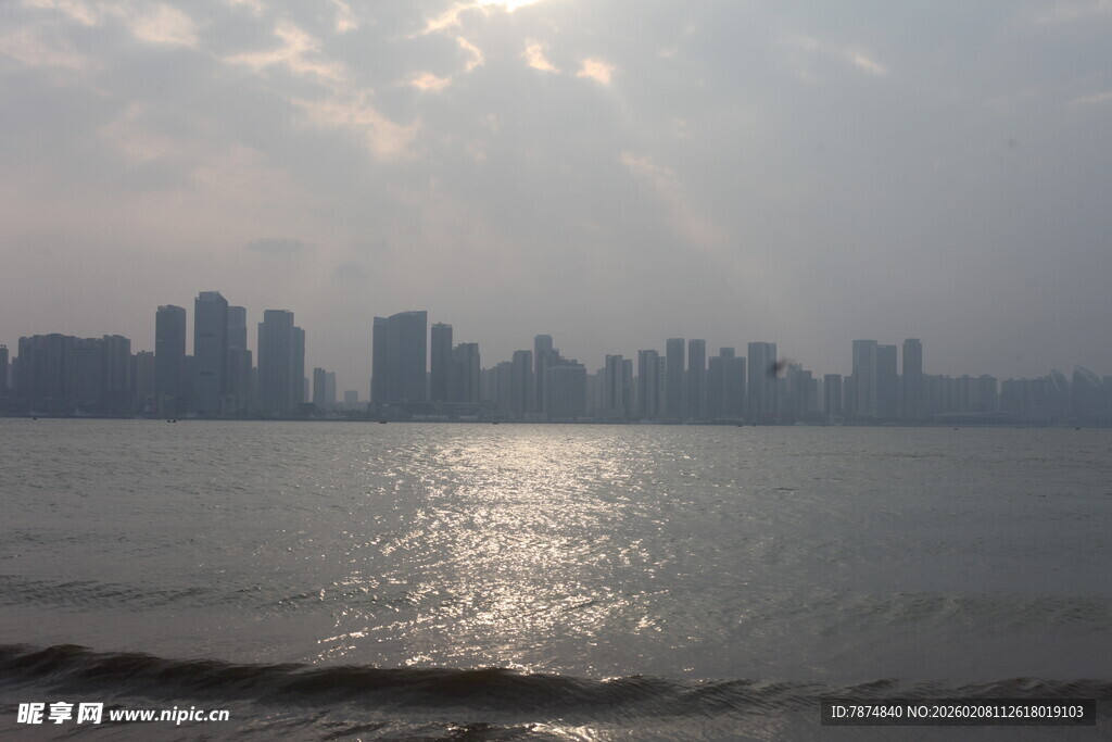 湛江城市江畔的阳光波光美景