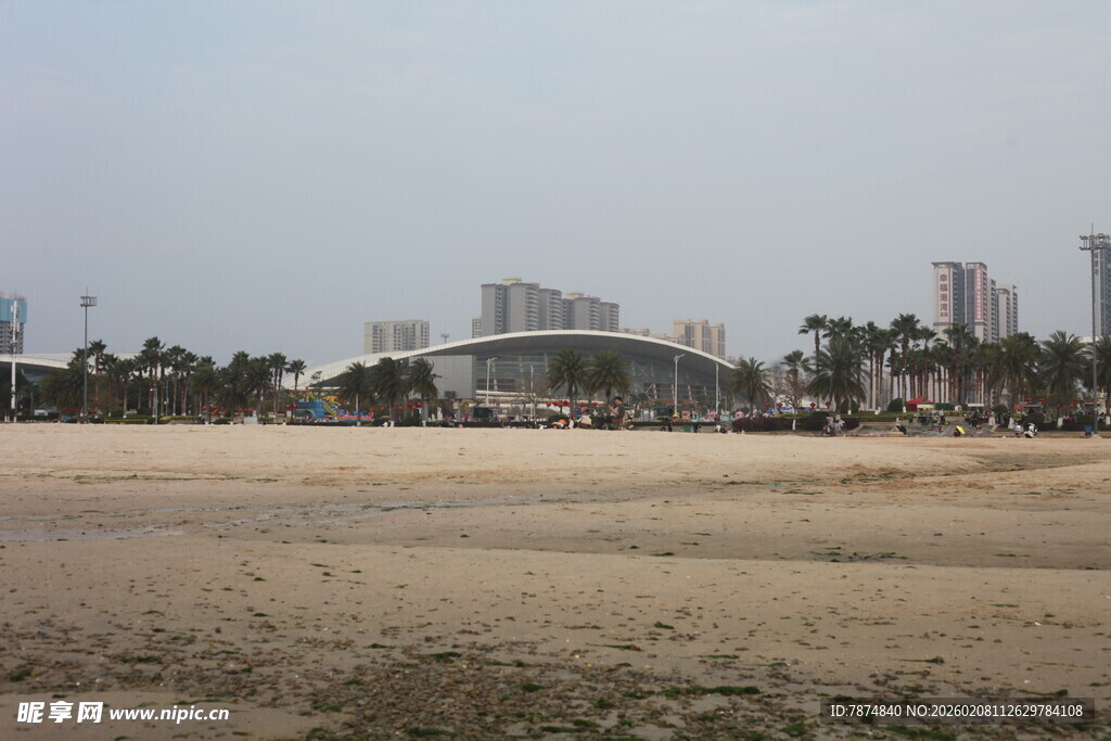 湛江沙滩边的城市景观