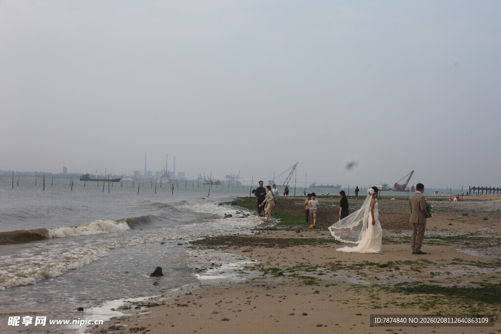 湛江海边渔民撒网捕鱼场景