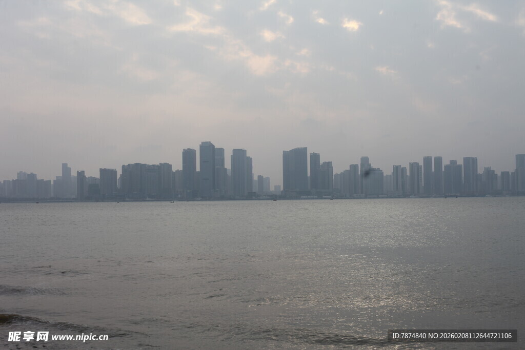 湛江城市天际线与广阔水域