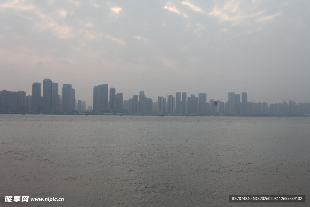 湛江江边城市天际线景观