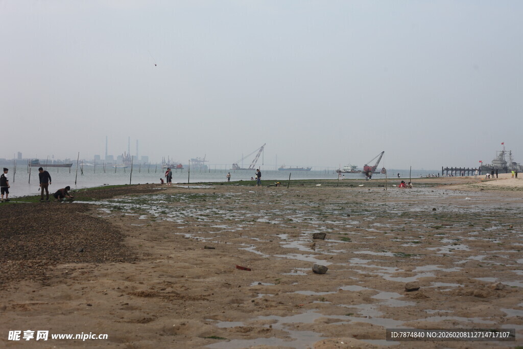 湛江河岸景象 几人漫步滩涂