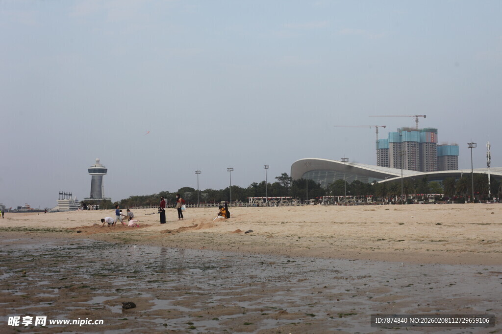 湛江海滨沙滩上的悠闲景象