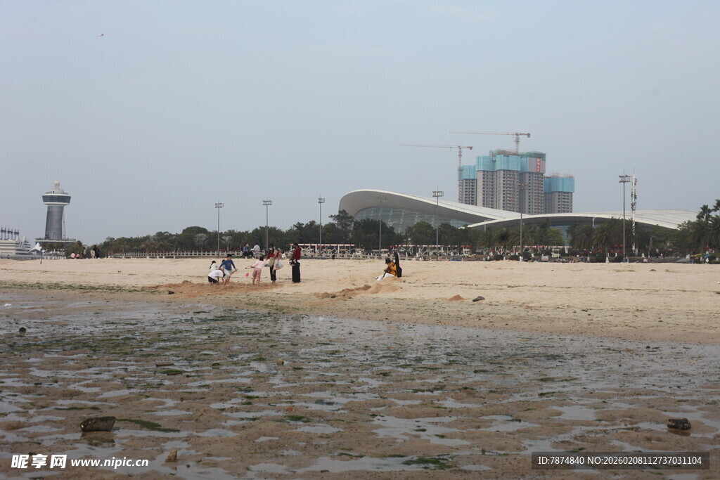 湛江海滨沙滩上的悠闲人群