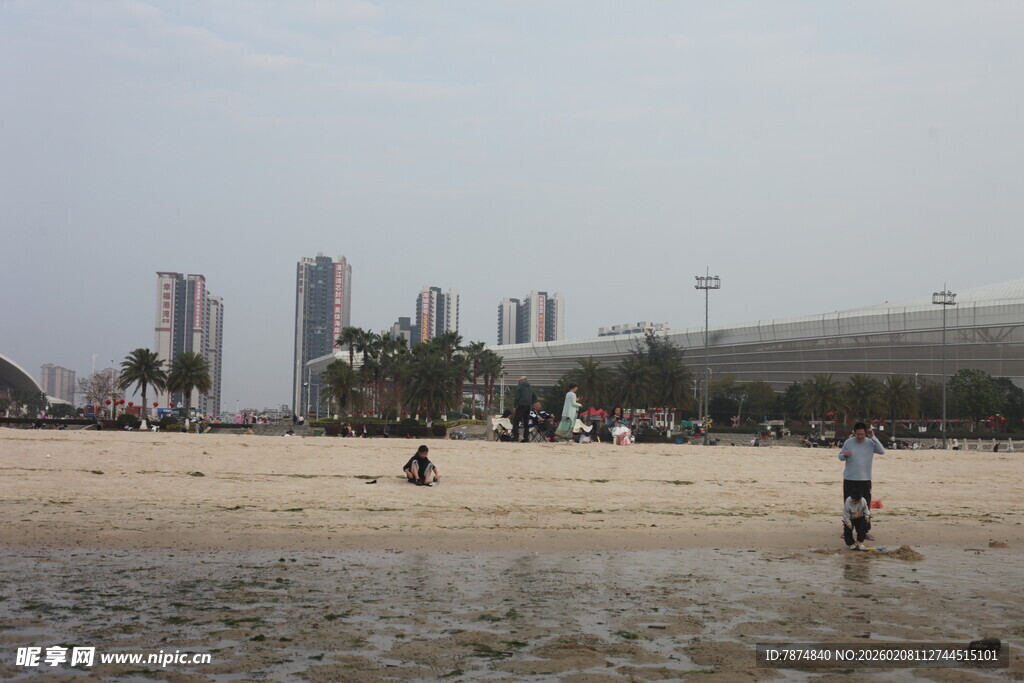 湛江城市边的沙滩休闲场景