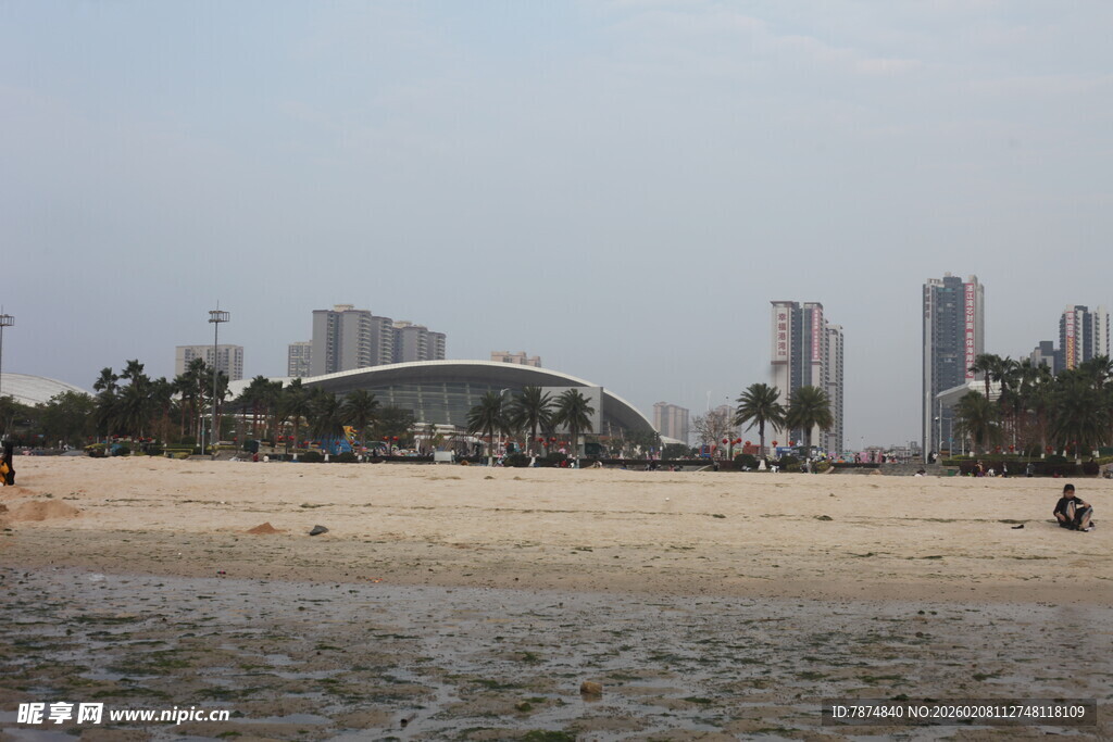 湛江城市边的沙滩风光