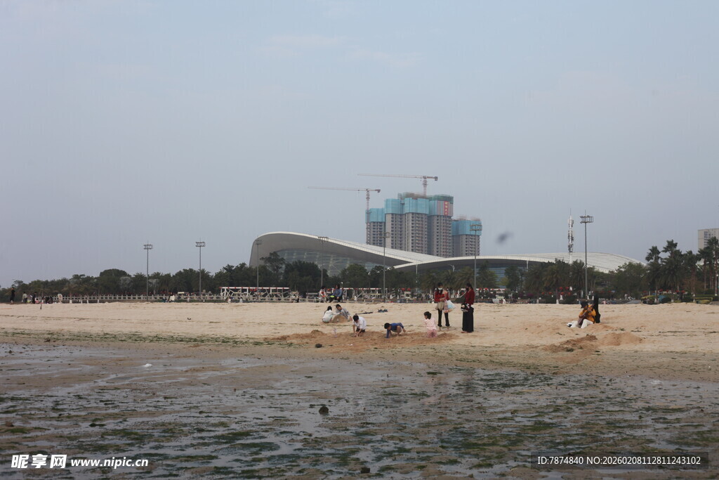 湛江海滩上的休闲人群与建筑