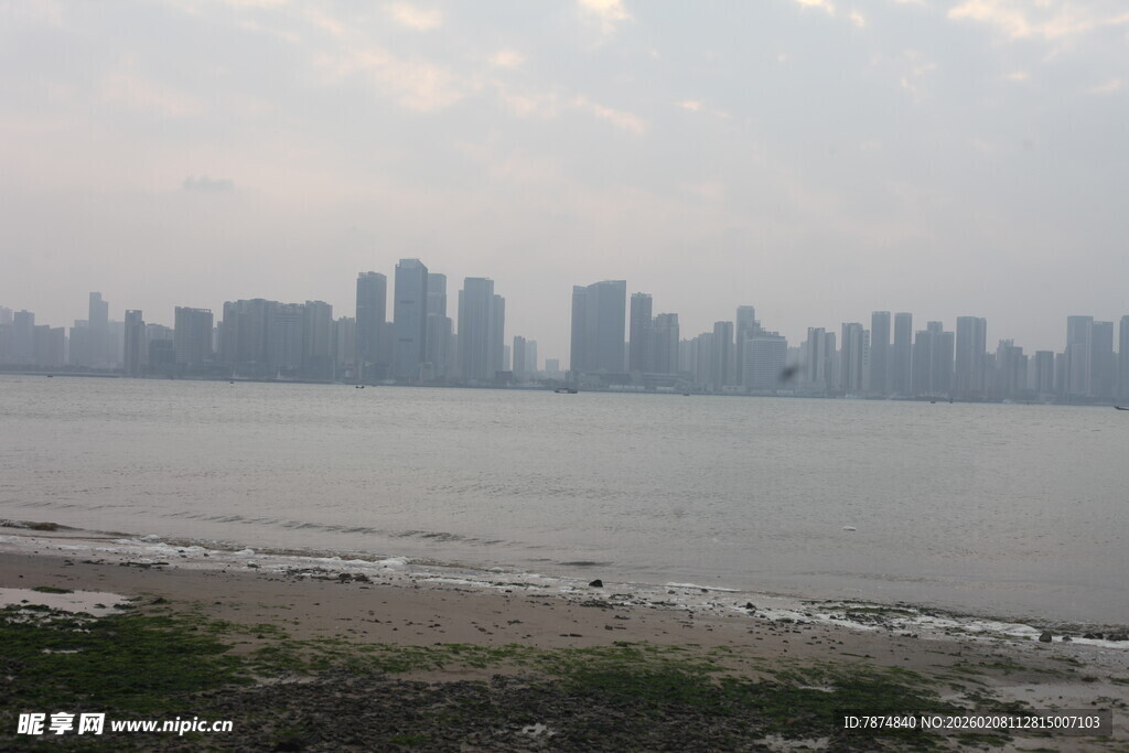 湛江江边城市天际线景观