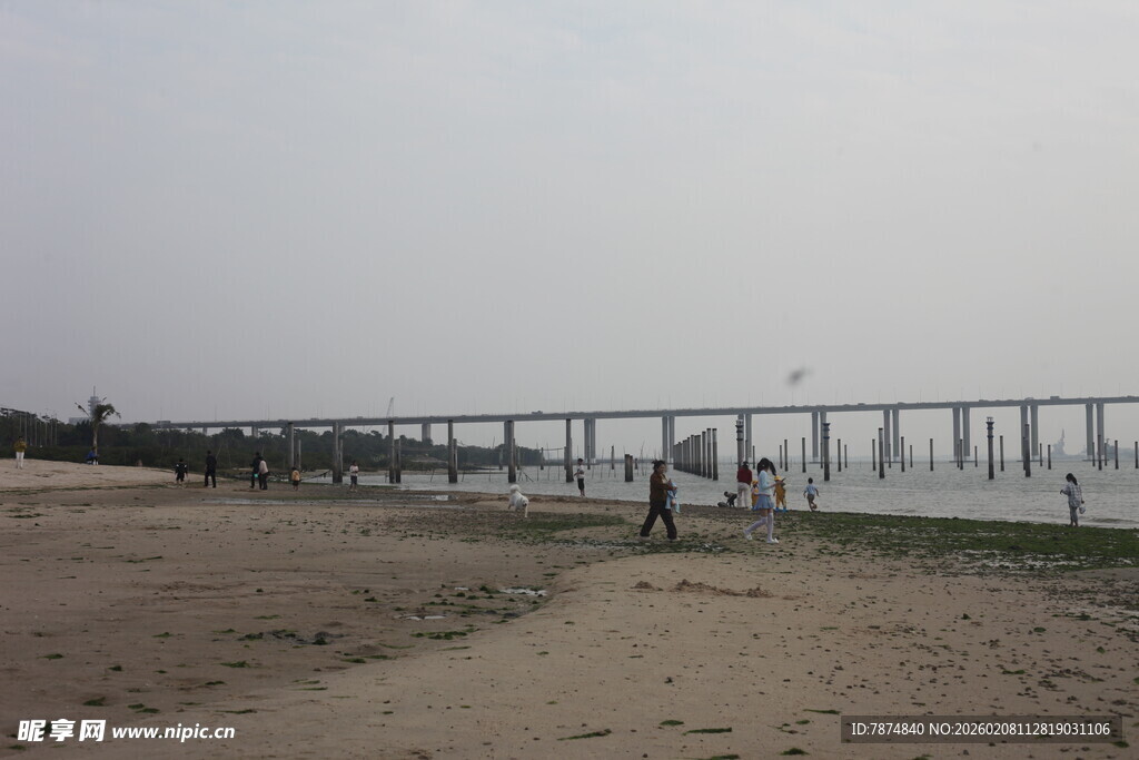 湛江海边栈桥与漫步的行人