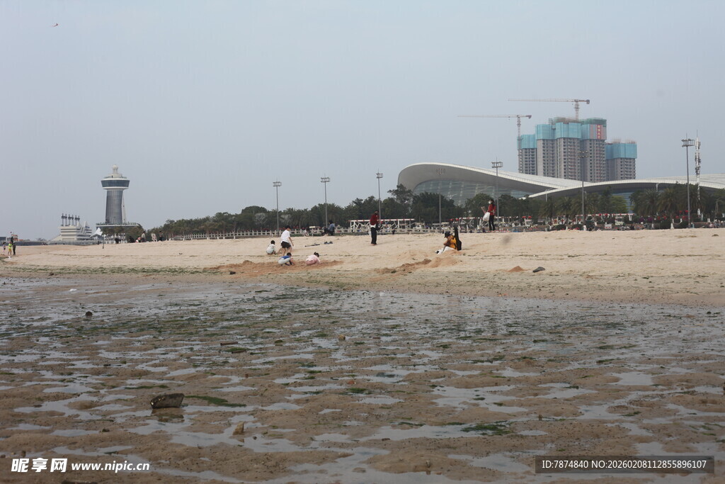 湛江海滨景象 沙滩上的休闲时刻