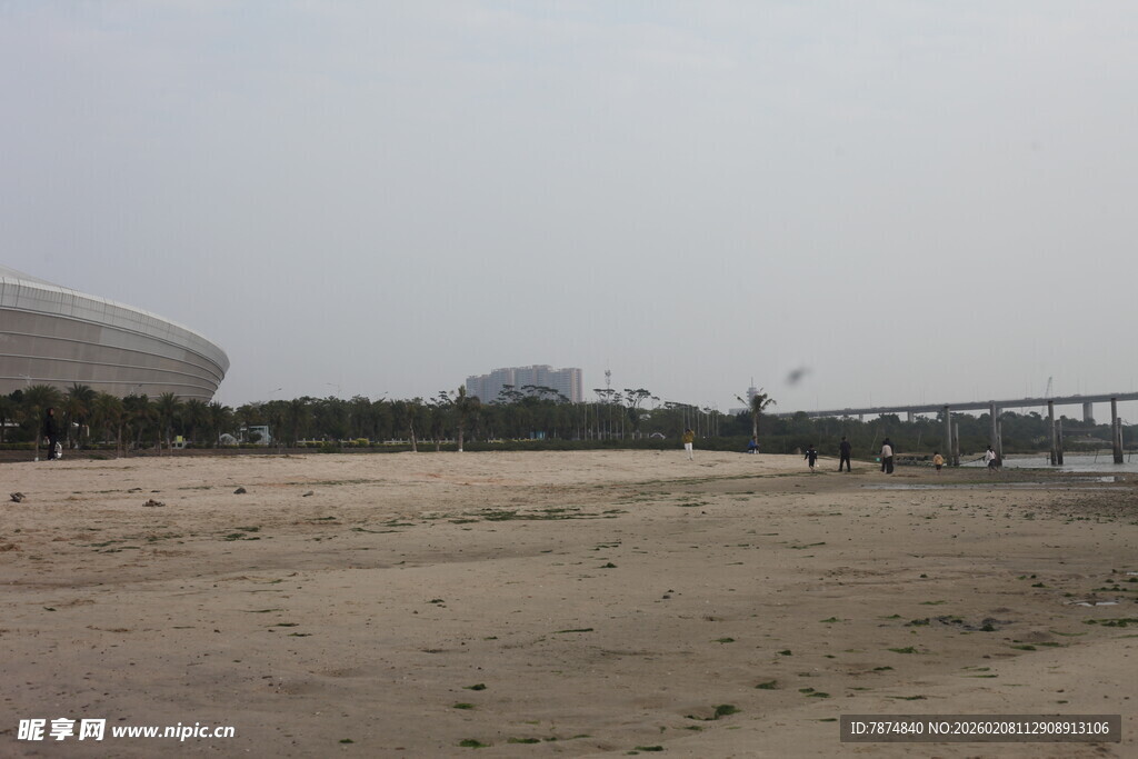 湛江空旷场地与远处建筑景观