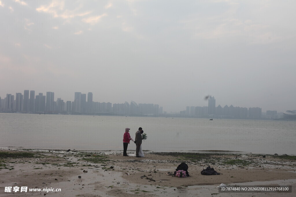 湛江江边两人漫步赏景